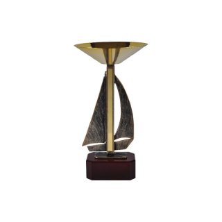 Award-Cup H=340mm mit Figur Segeln auf Holzsockel, Gravur im Preis enthalten.