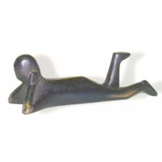 Figur, liegend - Umfang/Gre: 14 x 5 cm Bronzeskulptur mit Steingusssockel