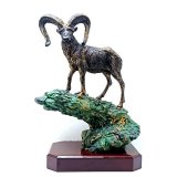 Figur Steinbock auf Holzsockel  H=30cm