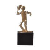 Figur Tennis auf Holzsockel H=20,5 cm