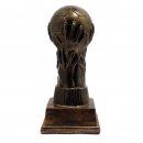 Pokal Fuball auf Hnden 27 cm schild
