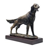 Resinfigur Setter auf Holzsockel 28cm
