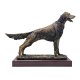 Resinfigur Setter auf Holzsockel 28cm