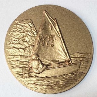 Emblem D=50mm Segelboot Optimist, bronzefarben in Kunststoff fr Pokale und Medaillen
